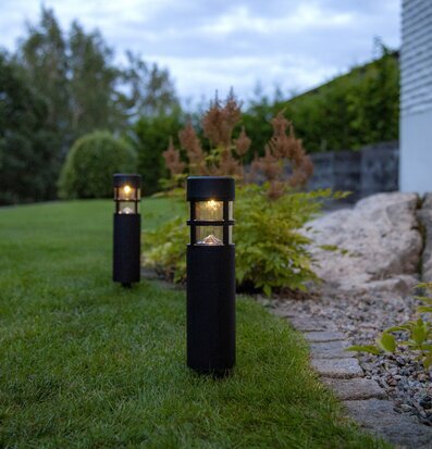 Bild av solcellslyktor i harmonisk trädgårdsmiljö