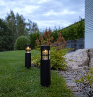 Bild av solcellsbelysning i harmonisk trädgårdsmiljö