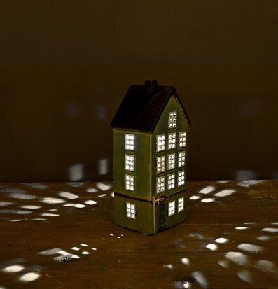 Bild av charmig solcellsdriven ljuslykta i grönt