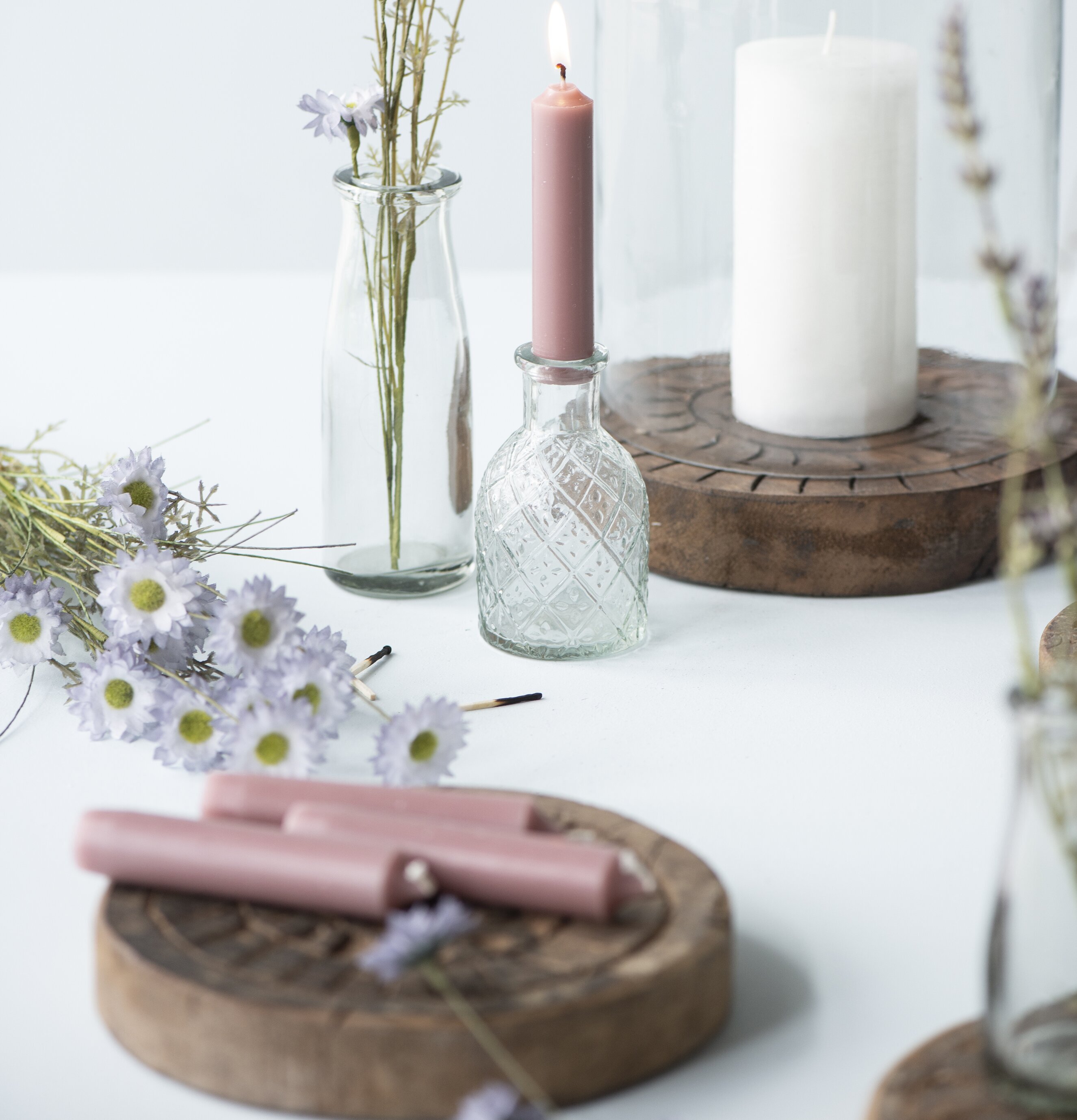 Stearinljus Coral Almond från IB Laursen i glasljusstake