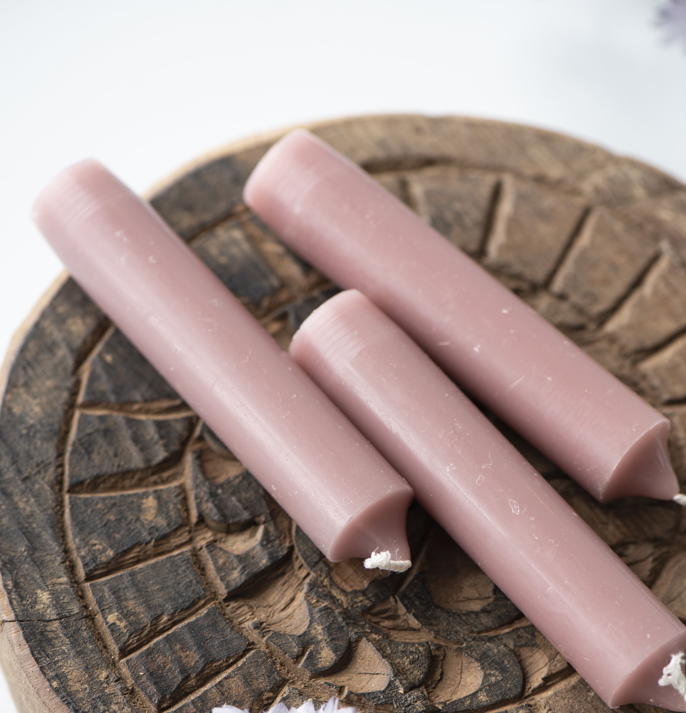 Stearinljus Coral Almond från IB Laursen på träbricka