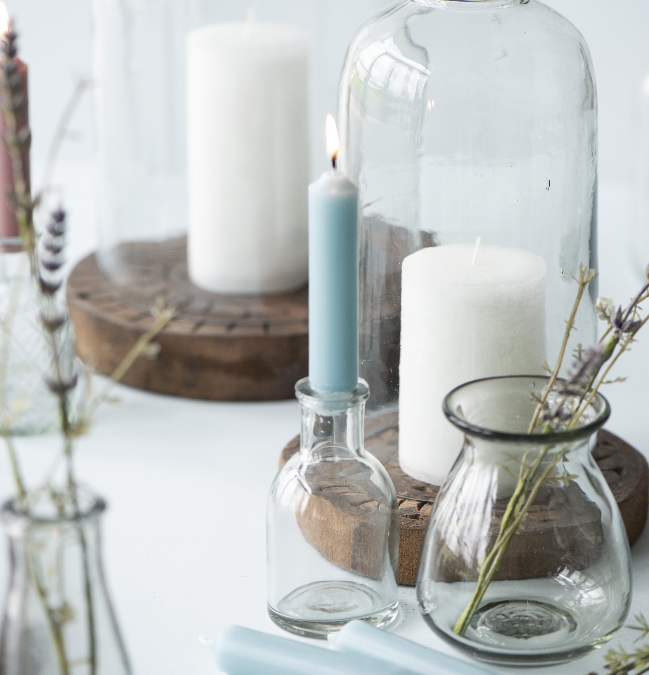 Bild av harmonisk inredning med ljus och glasdetaljer