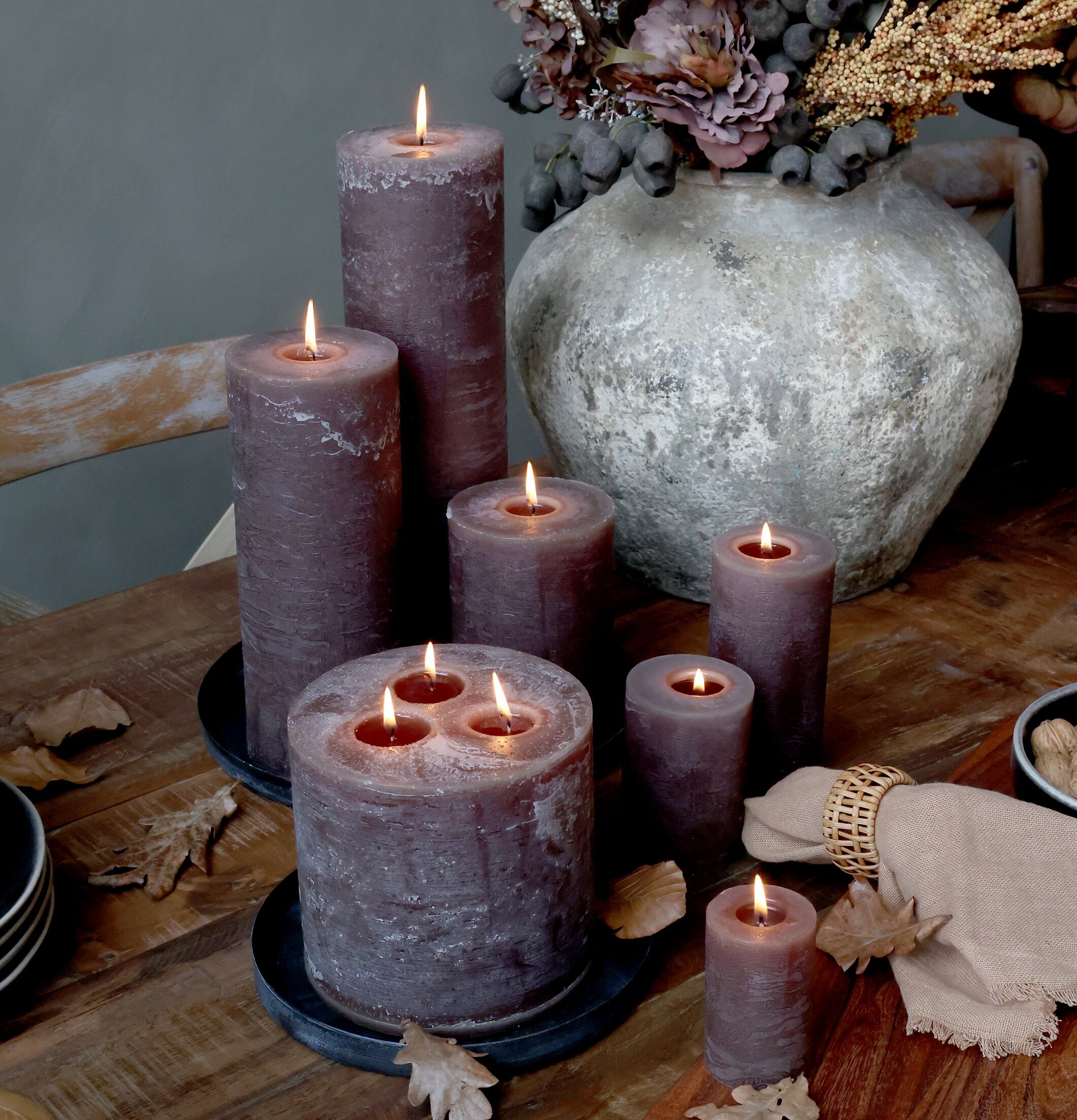 Foto av stämningsfull inredning med ljus och naturtoner