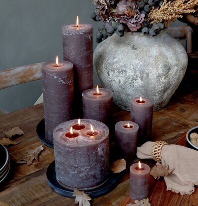 Foto av stämningsfull inredning med ljus och naturtoner