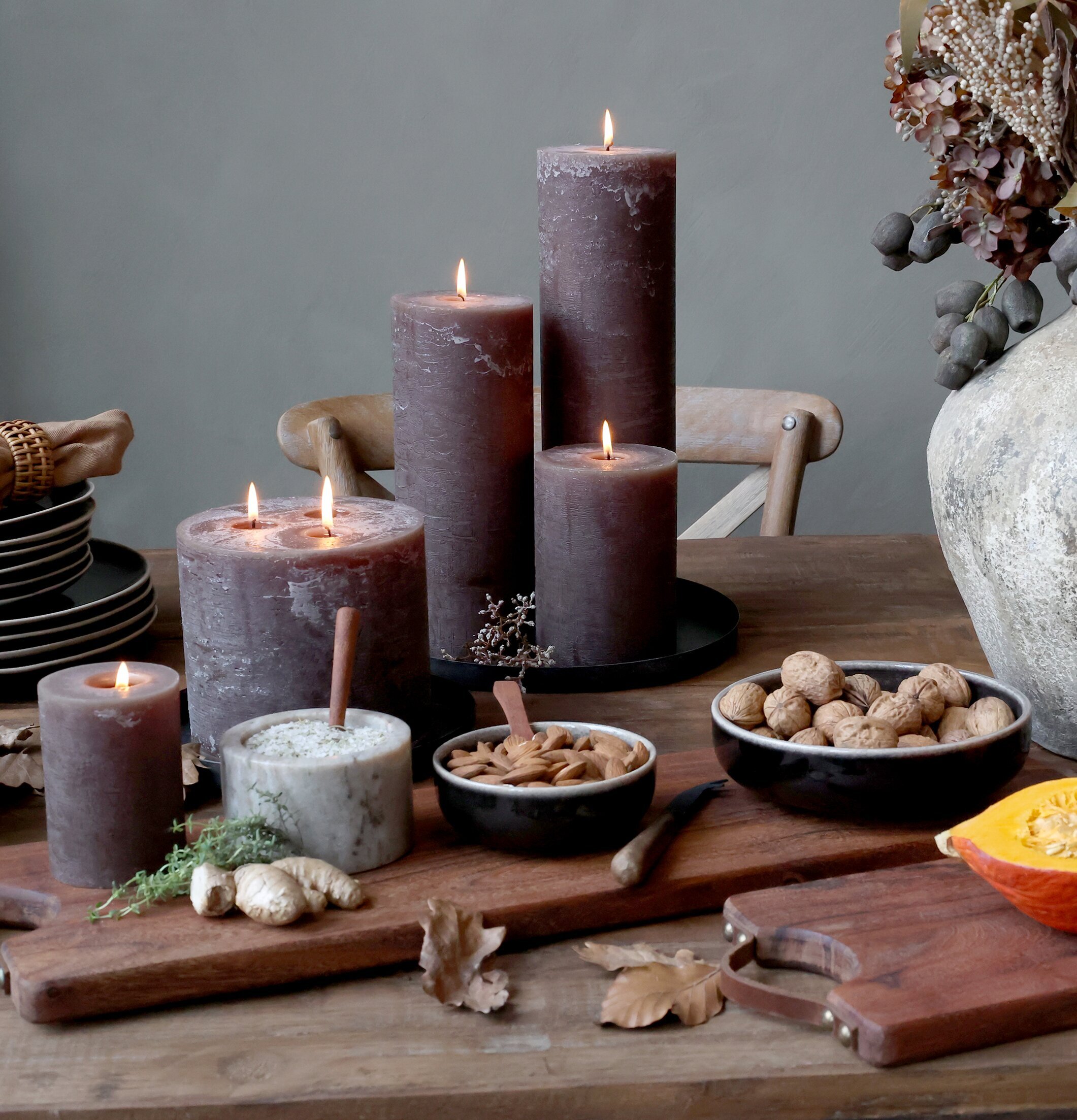 Blockljus Rustik Coffee (Brun) 90 Tim från Chic Antique på bord