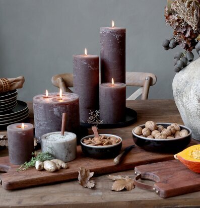 Bild av rustik inredning med ljus och naturmaterial