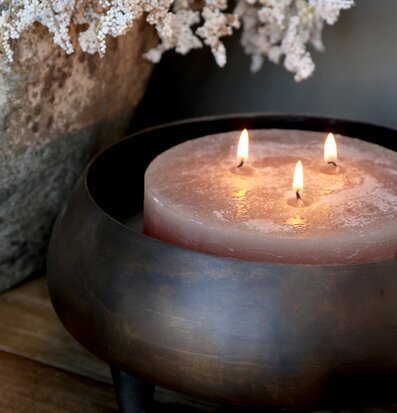 Bild av blockljus i rustik metallhållare med blommor