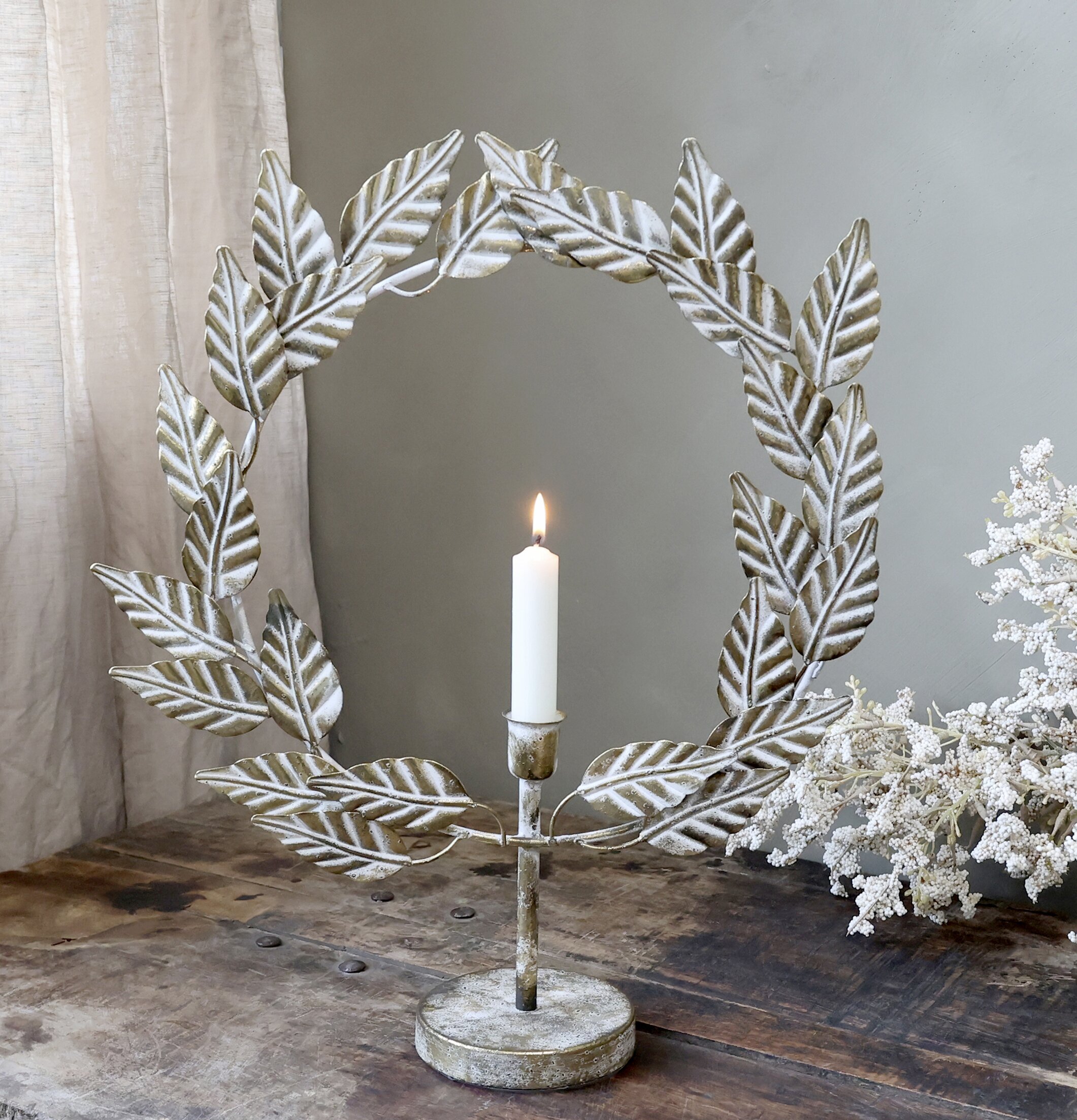 Bild av elegant ljusstake med antik mässingsfinish