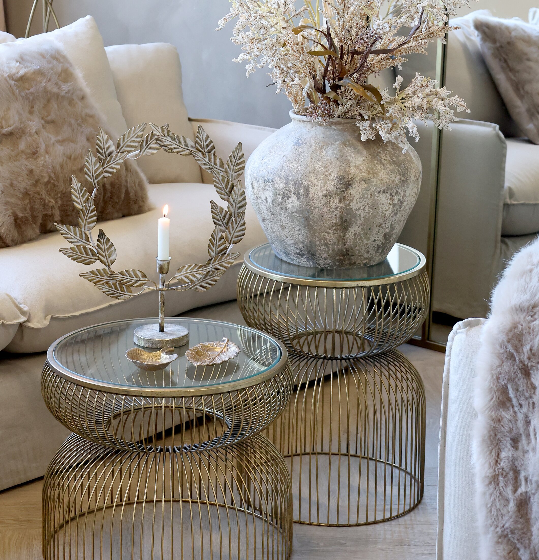 Bild av elegant inredning med antikmässing ljusstake