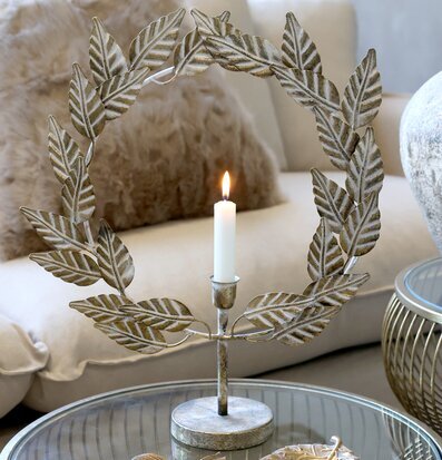 Bild av elegant interiör med antik mässingsljusstake