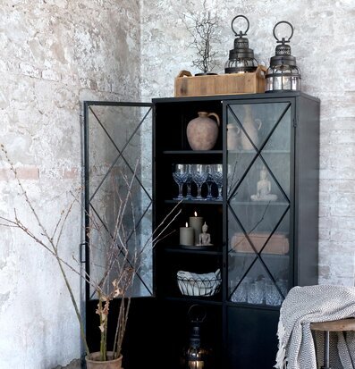 Bild av harmonisk interiör med lyktor och naturinslag