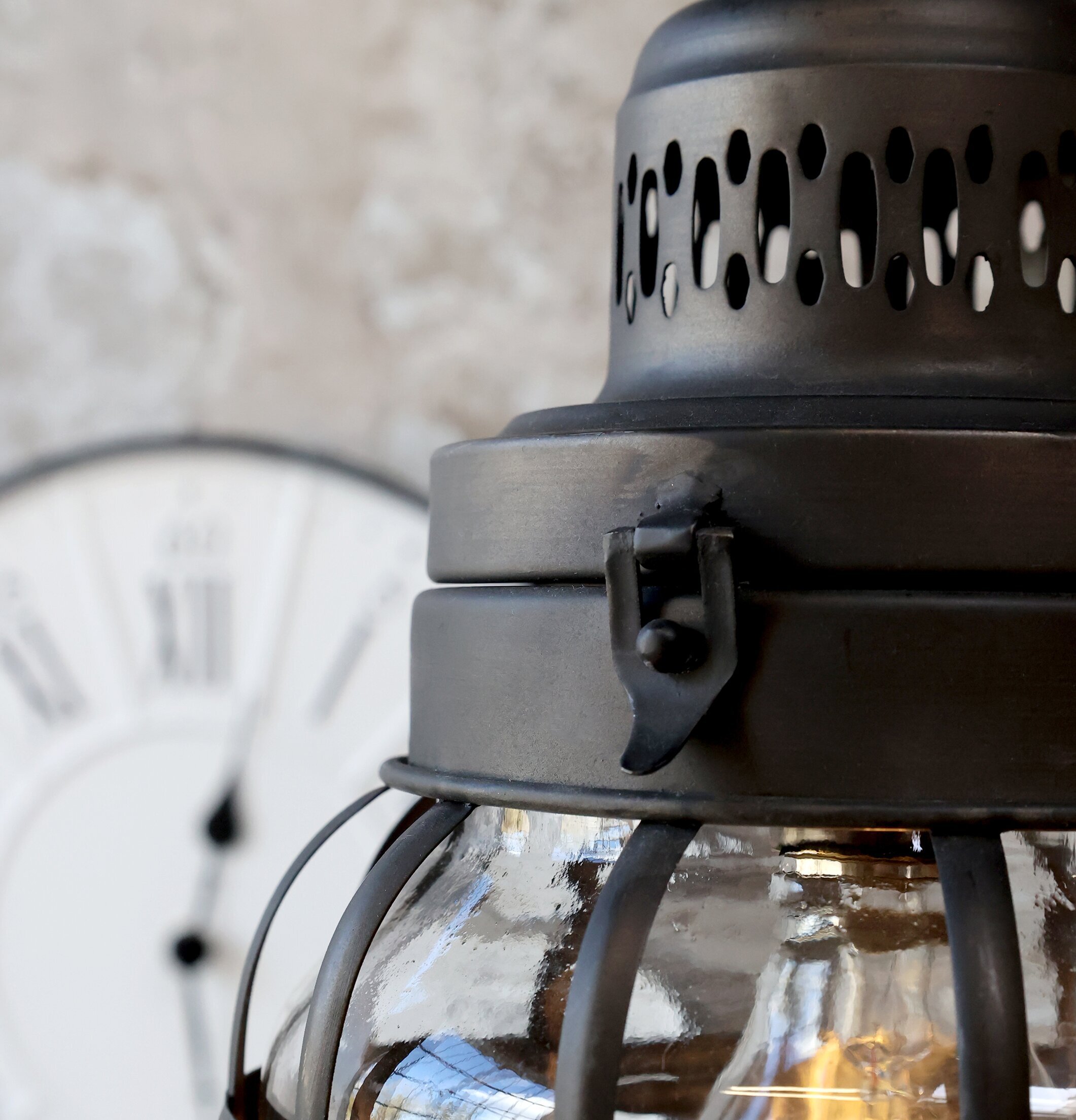 Bild av antiksvart stall-lanterna med varm atmosfär