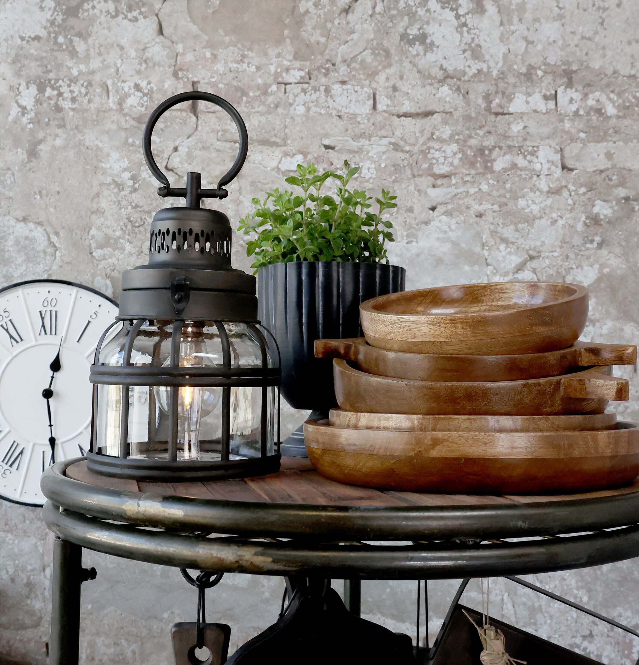 Bild av harmonisk inredning med antik design och stil