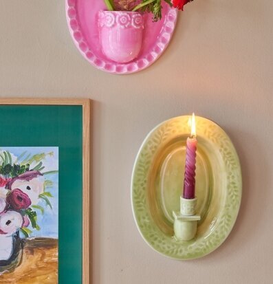 Bild av färgglad inredning med väggljusstake och vas