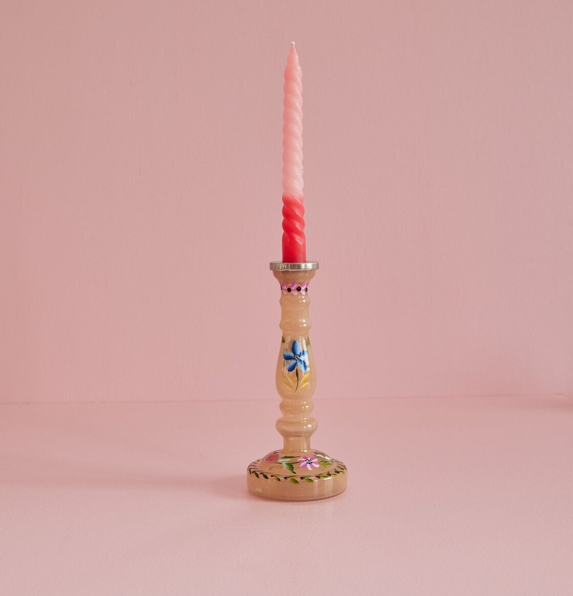 Ljusstake Med Handmålade Blommor Sand från Rice i rosa miljö