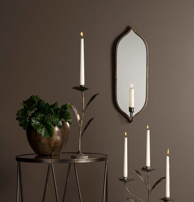 Bild av stilfull inredning med ljus och mässingsdetaljer