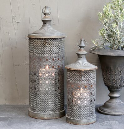 Foto av två antika ljuslyktor med rustik känsla