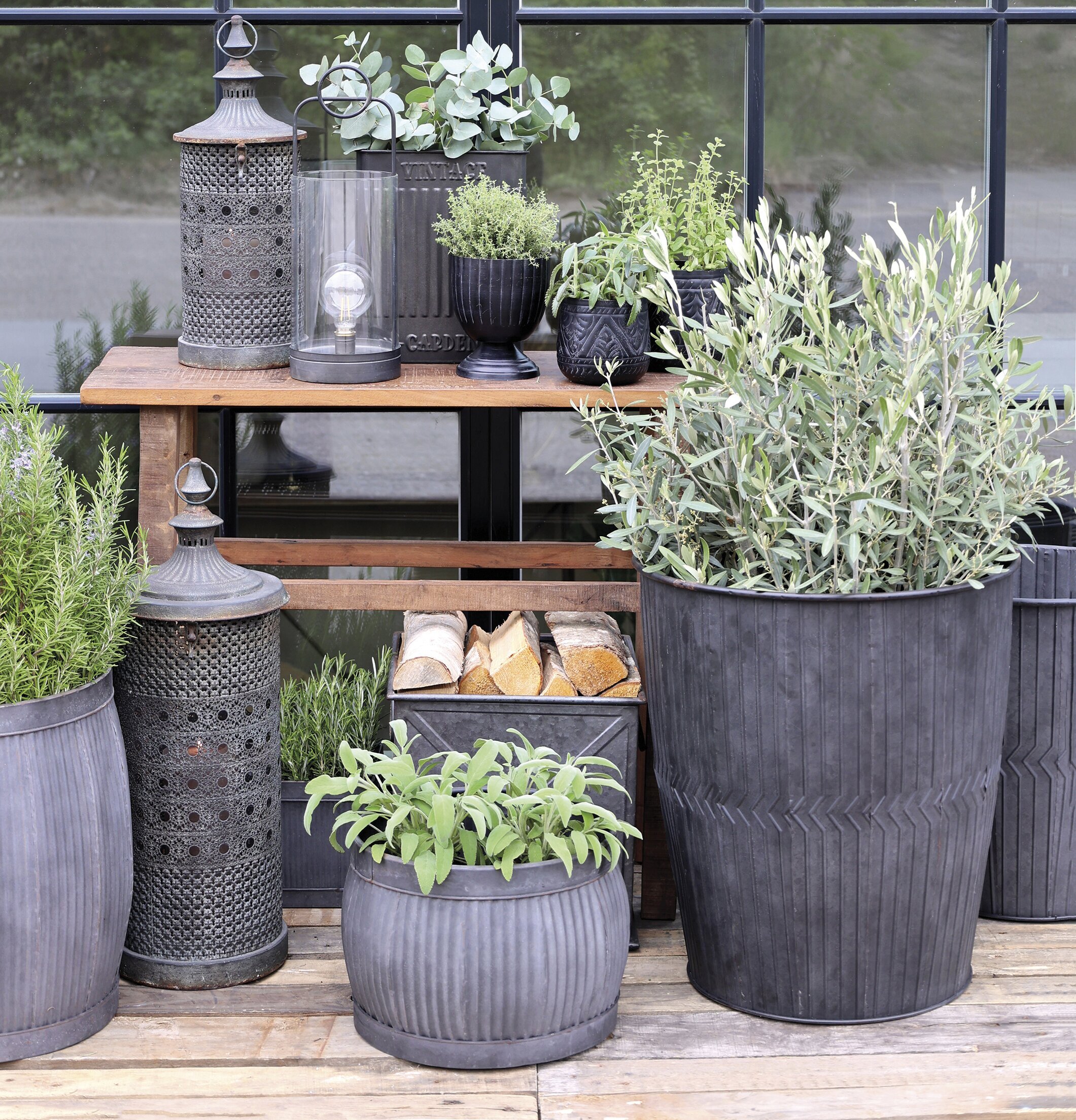 Bild av harmonisk trädgård med ljuslyktor och växter