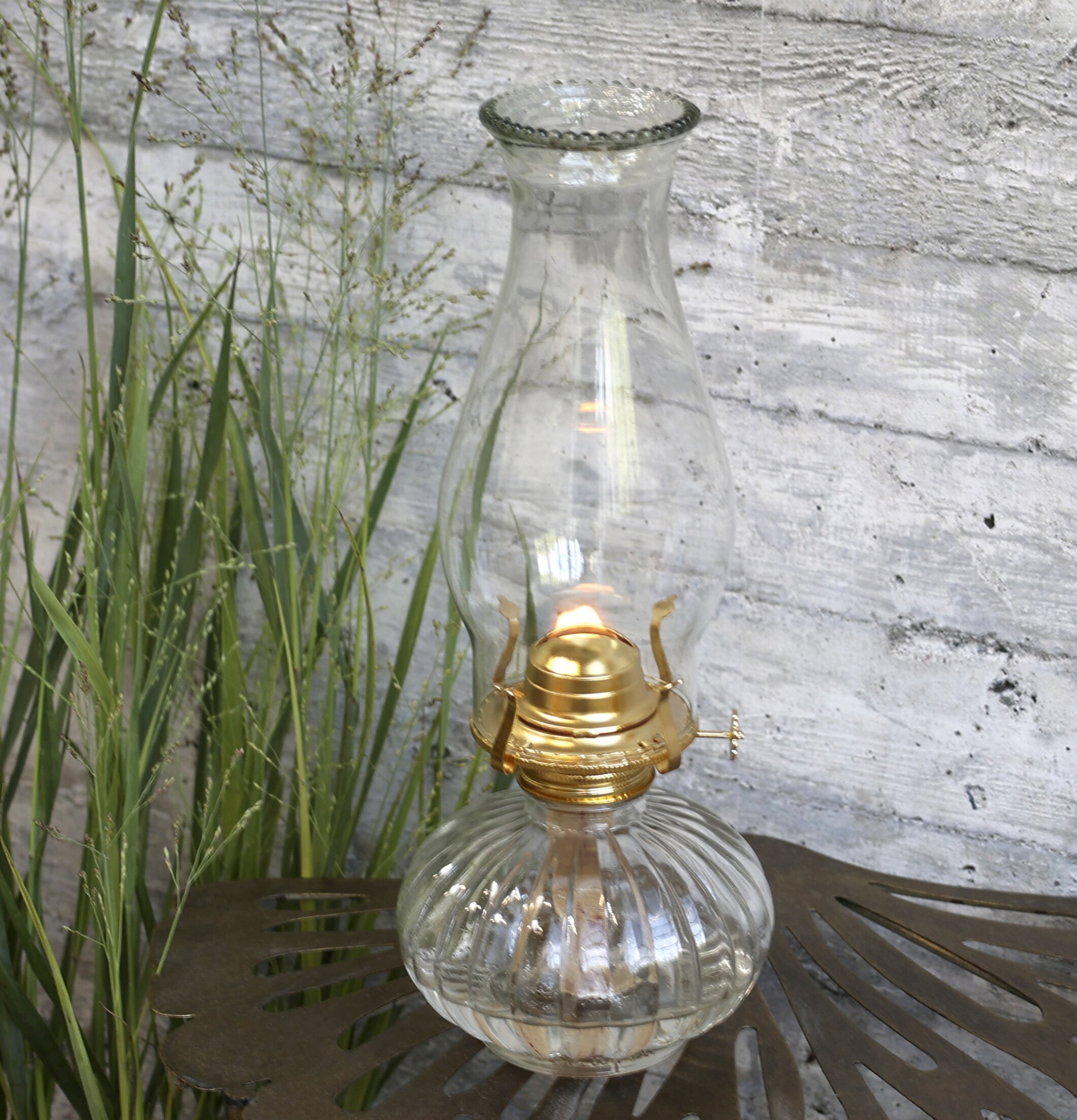 Foto av klassisk fotogenlampa med rustik atmosfär