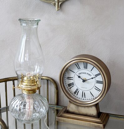 Foto av vintage fotogenlampa och stilfull klocka