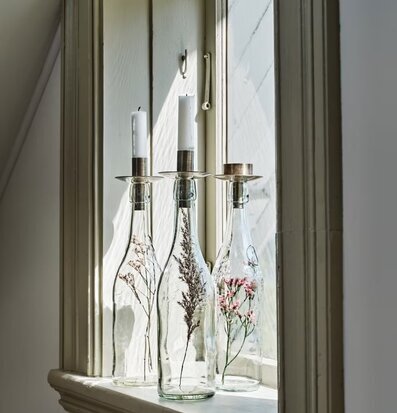 Bild av fönsterbräda med ljushållare i antik mässing