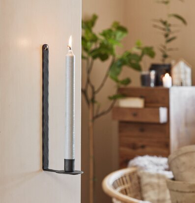 Bild av stilren svart smidesljusstake i inredning