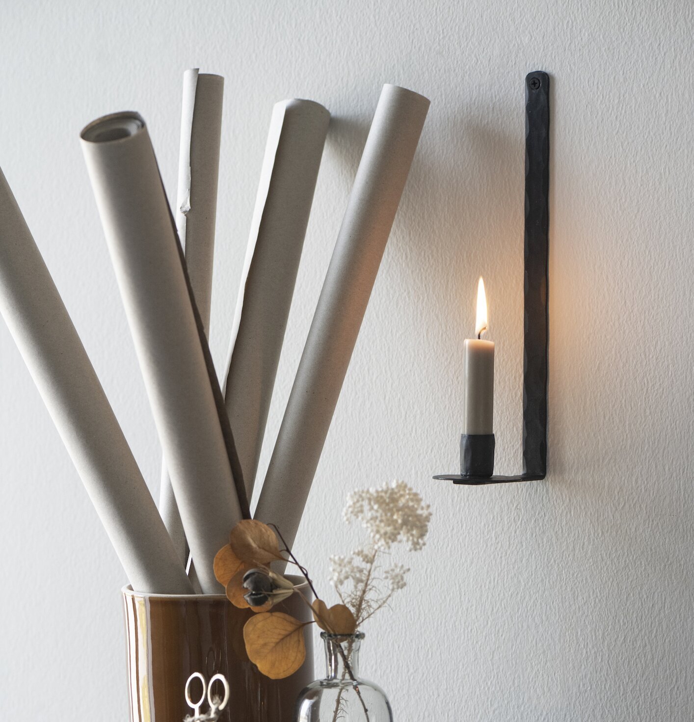 Väggljusstake Smide Svart från IB Laursen på ljus vägg