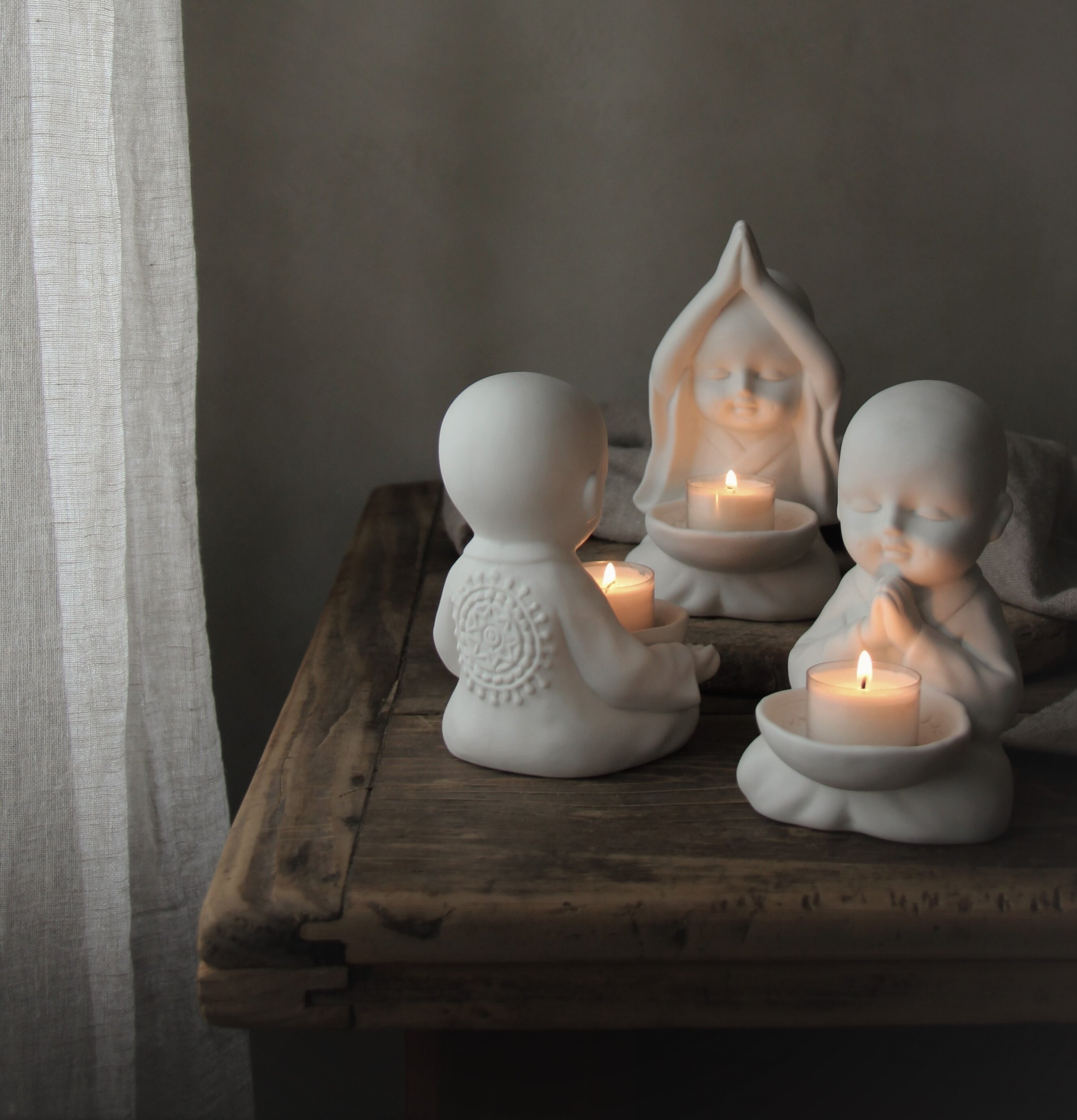 Majas Yoga Munk - Händer Ovan Huvudet från Majas Cottage