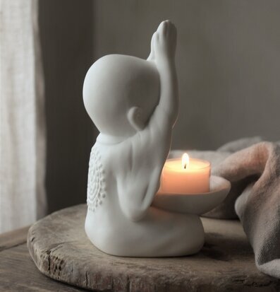 Foto av meditativ skulptur med lugnande atmosfär