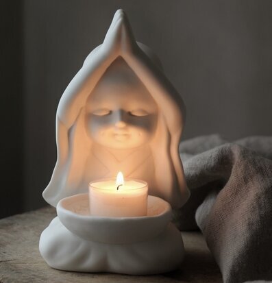 Bild av meditativ ljuslykta i harmonisk miljö