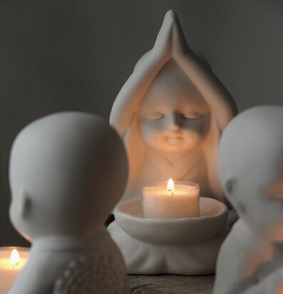 Bild av ljuslyktor i meditativ och harmonisk design