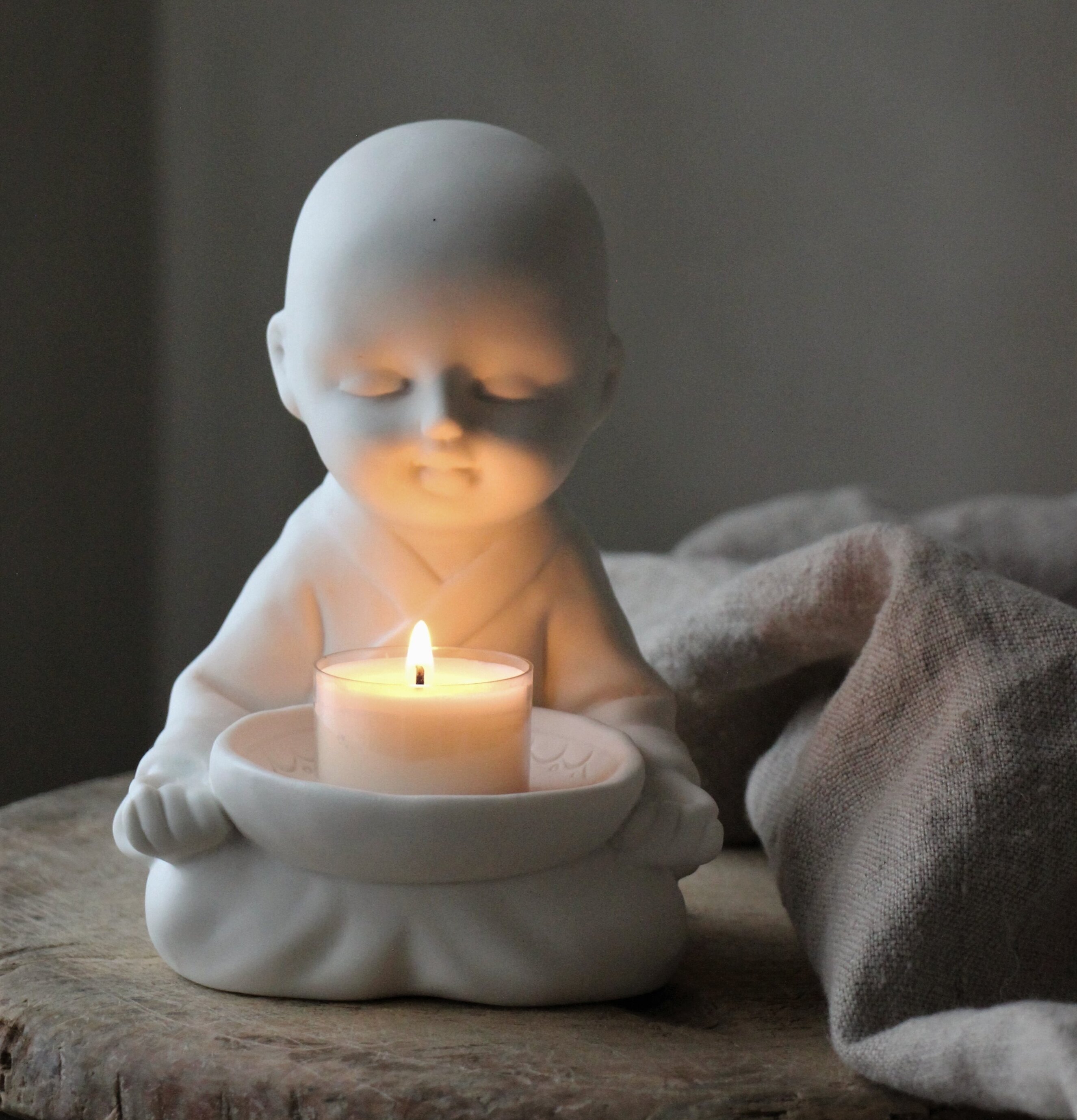 Bild av en harmonisk ljuslykta i naturlig miljö