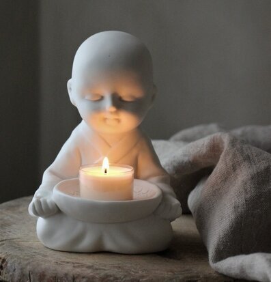 Bild av en harmonisk ljuslykta i naturlig miljö