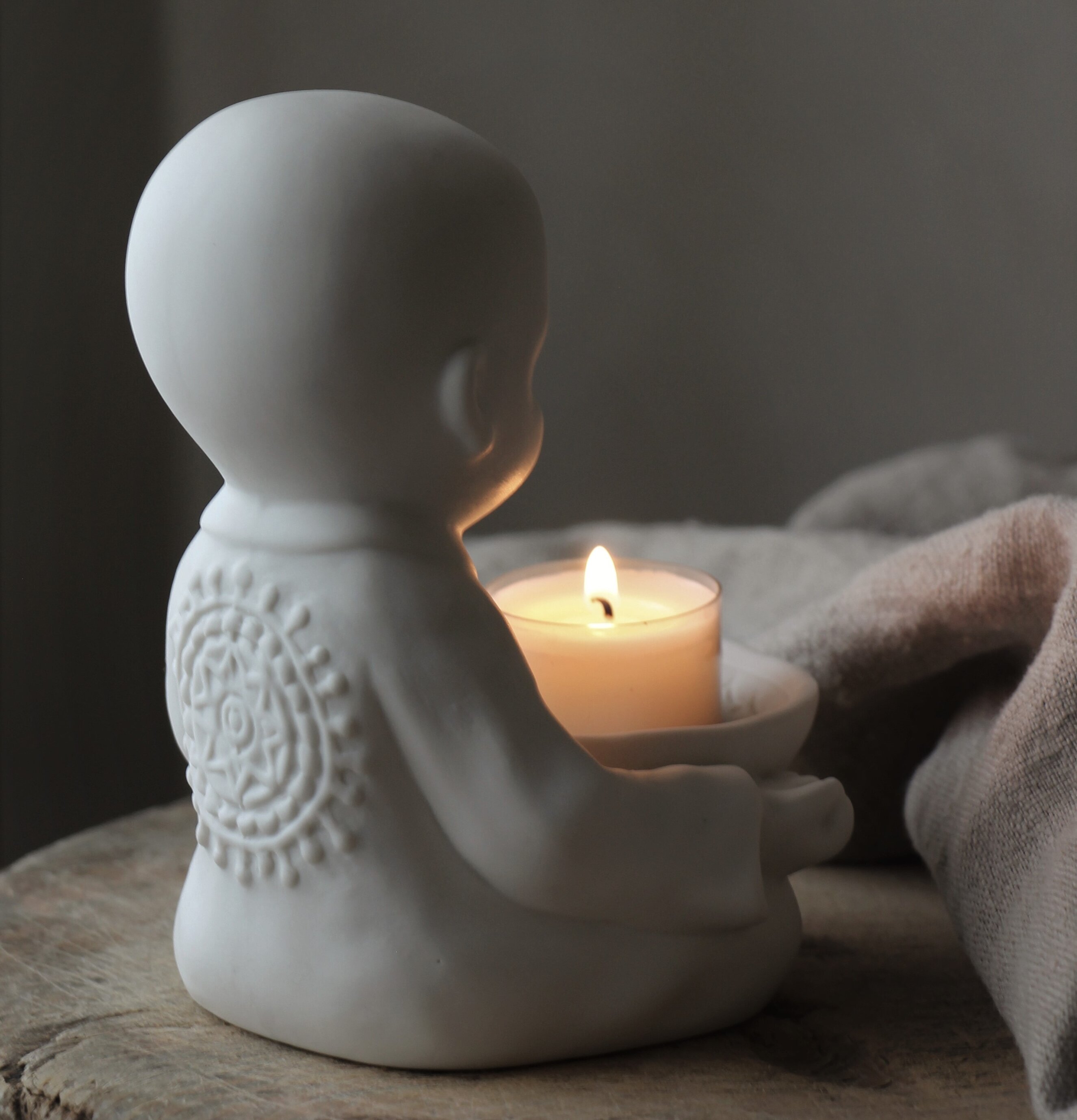 Majas Yoga Munk - Händer vid Knä från Majas Cottage, keramik