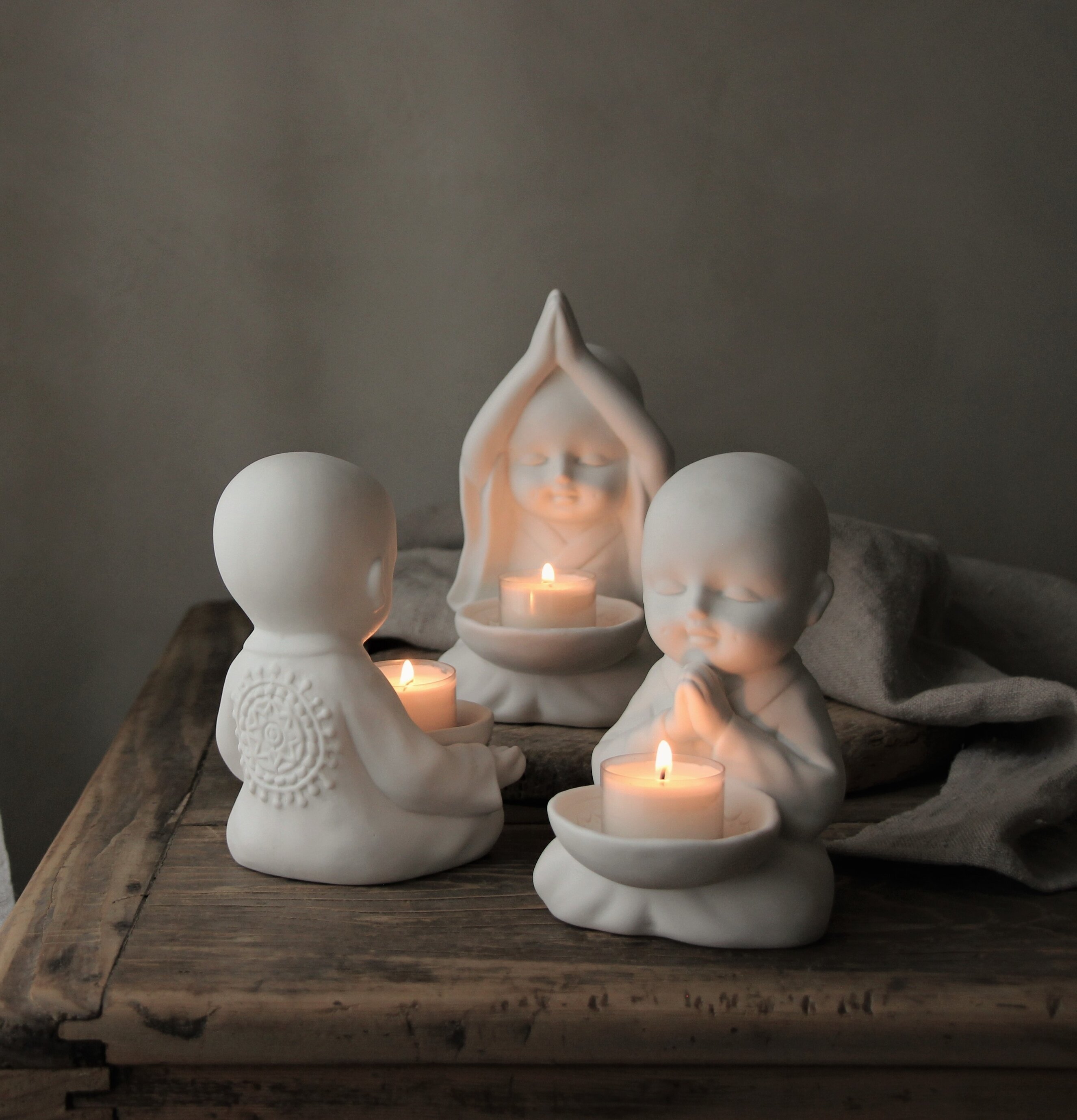 Foto av tre harmoniska ljuslyktor i rofylld miljö