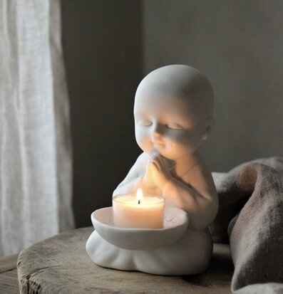 Bild av harmonisk ljuslykta med meditativ stämning