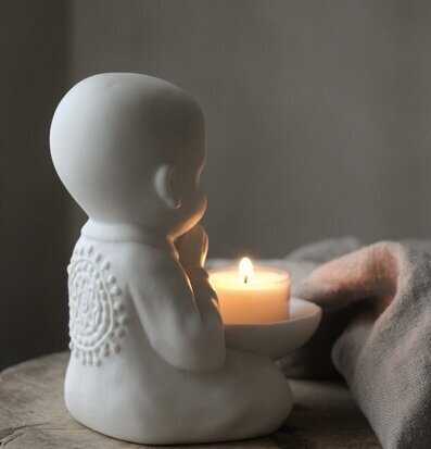 Bild av skulptur med ljus och harmoniska detaljer