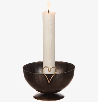 Bild av elegant ljusstake i hamrad plåt med hjärtdetalj