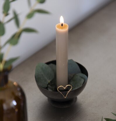 Bild av stilren ljusstake med hamrad plåt och hjärta