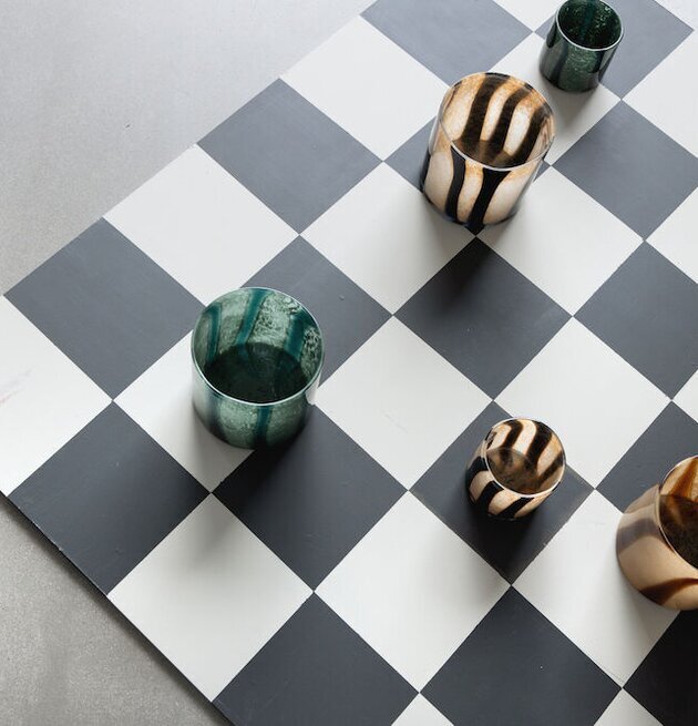 Ljuslykta Calore Curve Mixed Green XS från By ON på bord