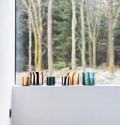 Ljuslykta Calore Curve Mixed Green XS från By ON i fönster