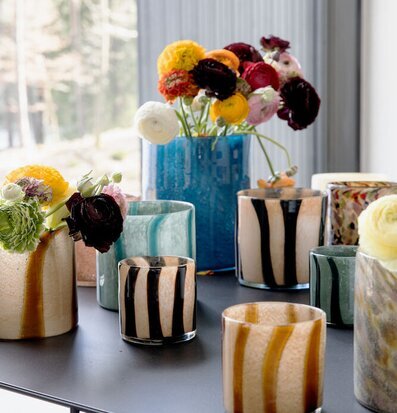 Ljuslykta Calore Curve Mixed Green XS från By ON på bord