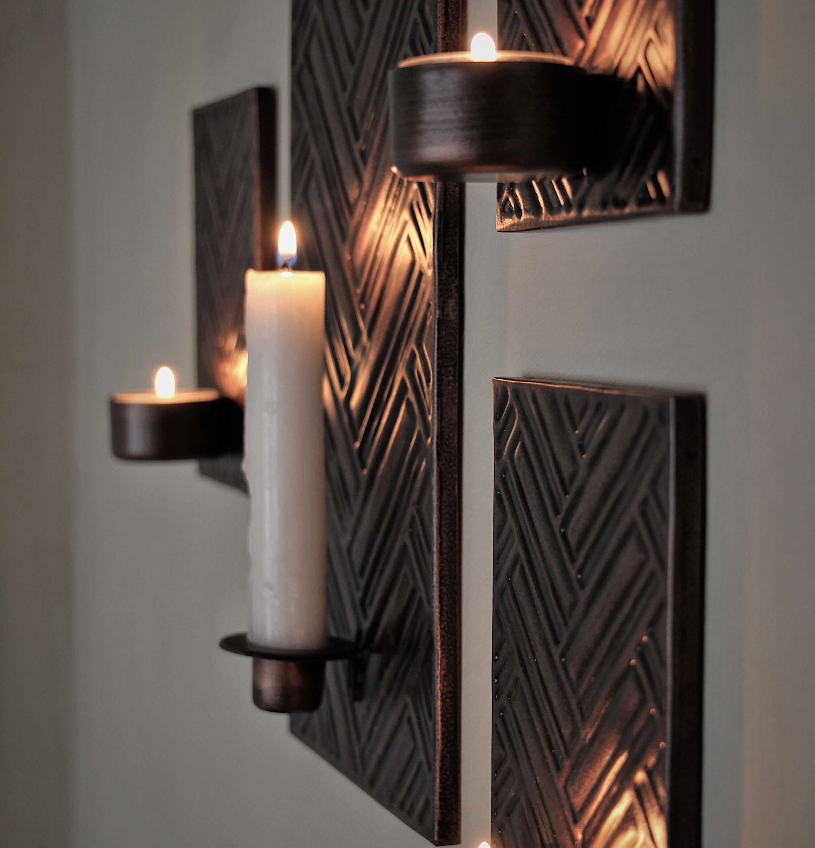 Bild av stilren väggljushållare med fiskbensmönster