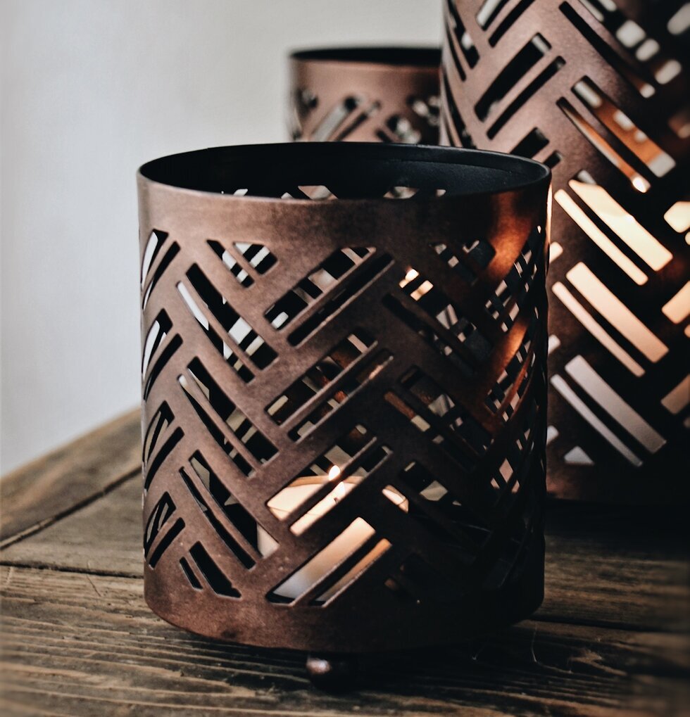 Lykta Herringbone 10x12cm från Majas Cottage på träbord