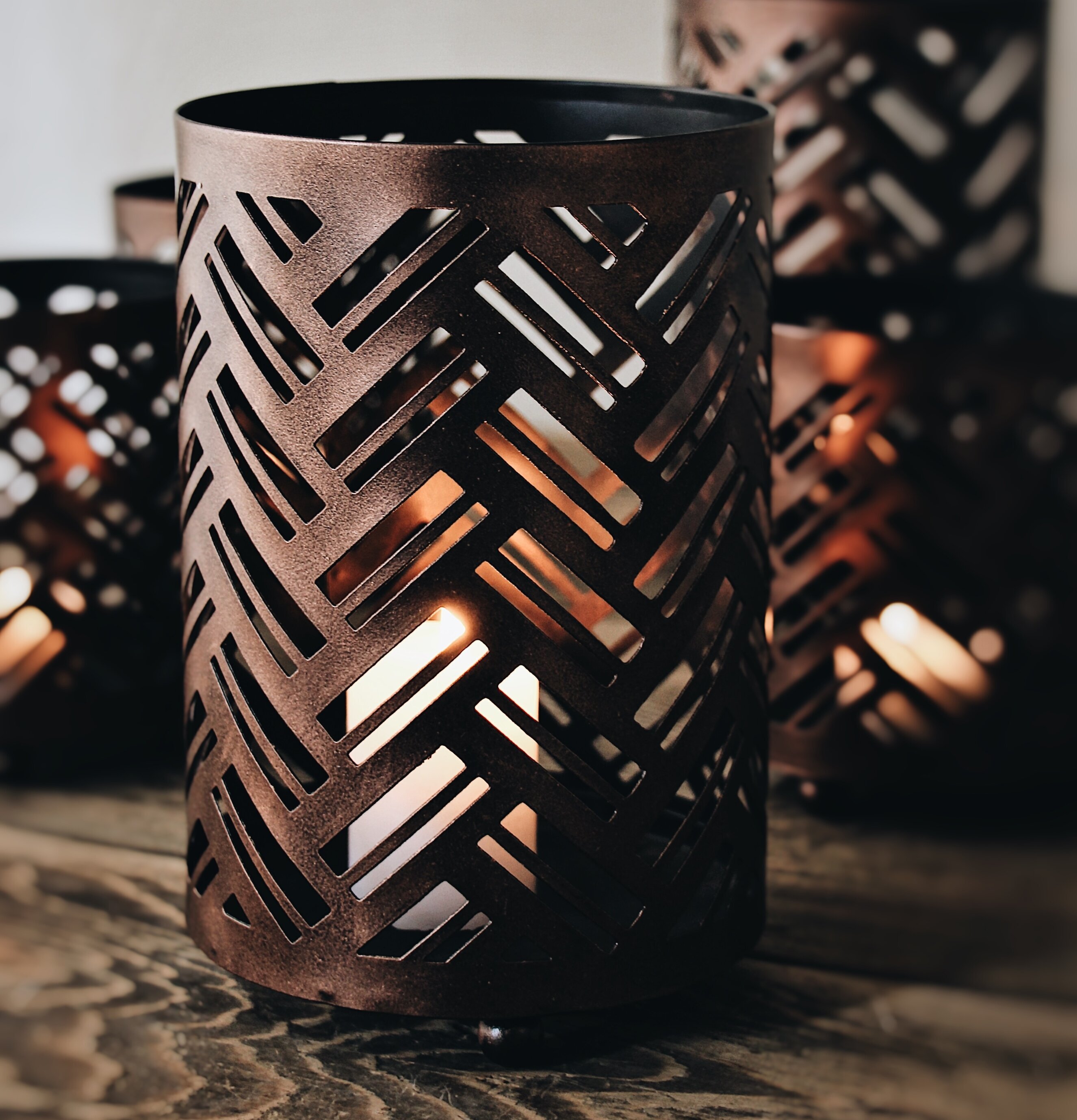 Lykta Herringbone 12x18cm från Majas Cottage på trägolv