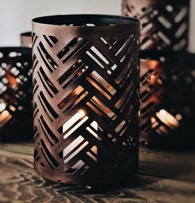 Lykta Herringbone 12x18cm från Majas Cottage på trägolv