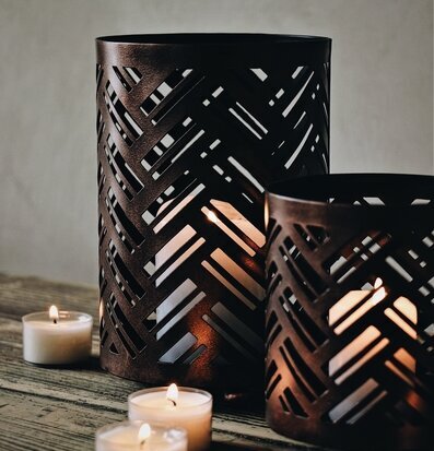 Lykta Herringbone 12x18cm från Majas Cottage på trät bord