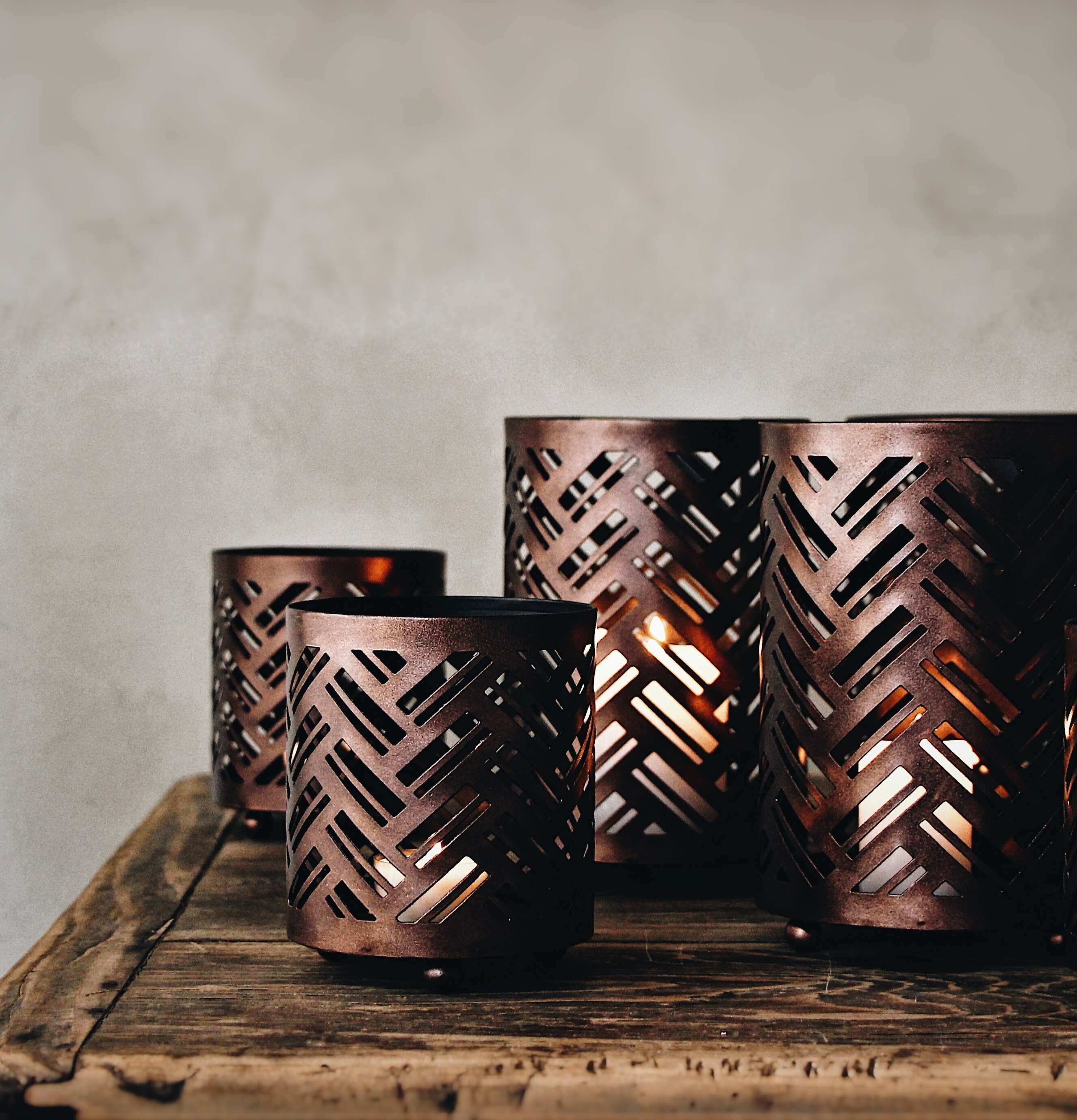 Lykta Herringbone 10x12cm från Majas Cottage på rustikt bord