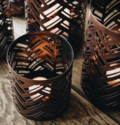 Lykta Herringbone 10x12cm från Majas Cottage på träbord