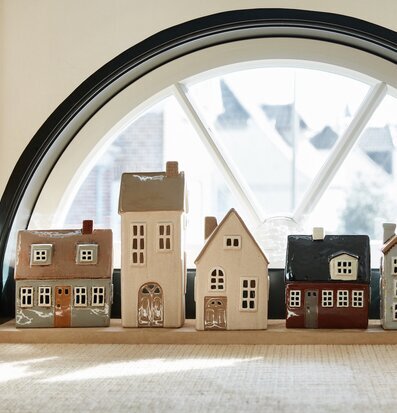 Ljuslykta Keramikhus Natur från IB Laursen på fönsterbräda